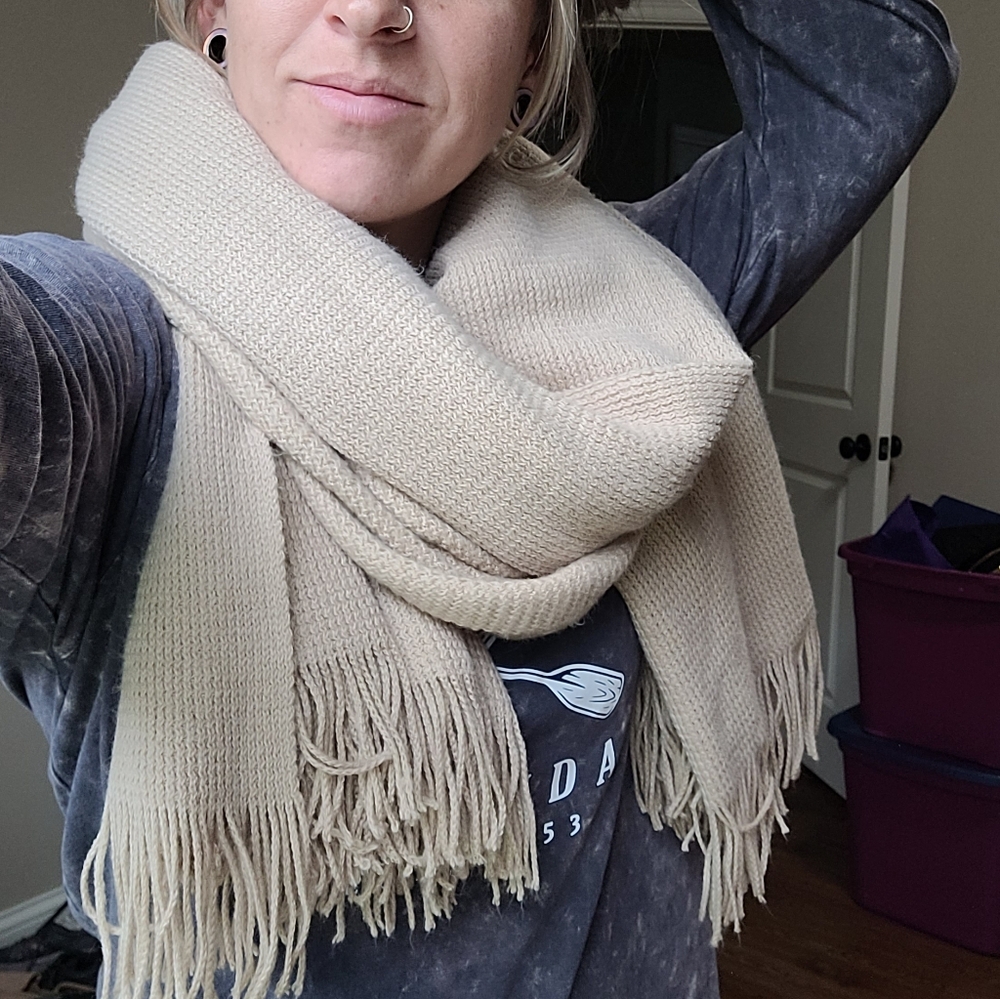 Large Scarf - Picture 2 of 6